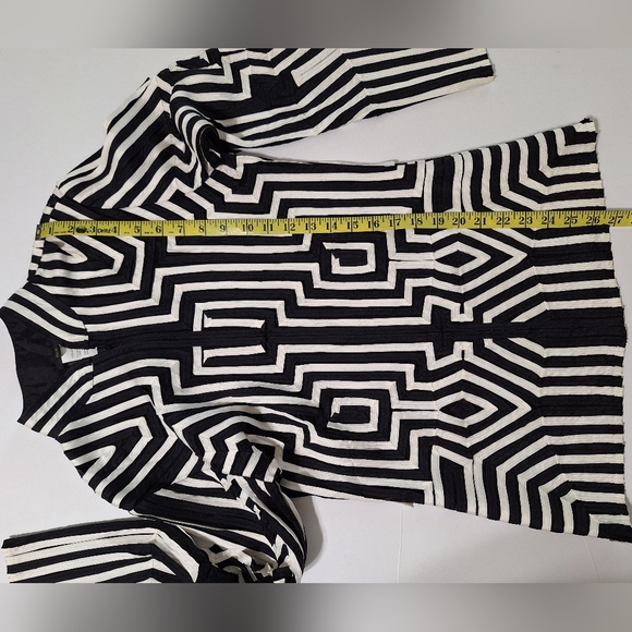 Ika Black & White Geometric Zippered Jacket - Picture 9 of 12